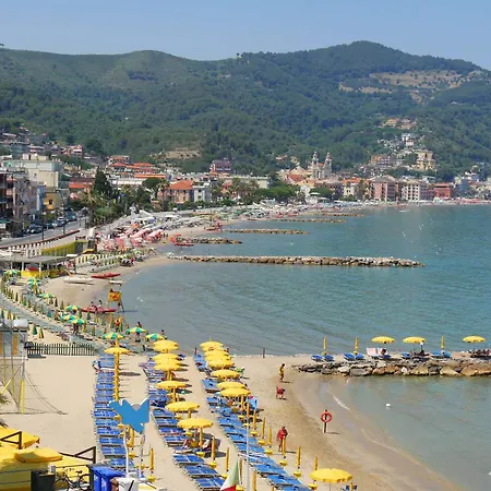 Domus 21 Near - Happy Apartment Alassio
